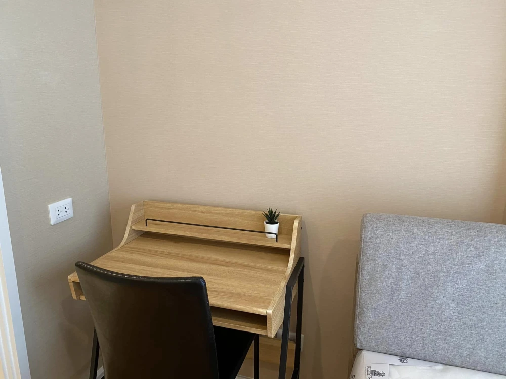 For rent: The Saint Residences, 19th floor, view of Chatuchak Park, nice room, book now, don't miss out.