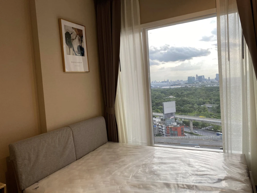 For rent: The Saint Residences, 19th floor, view of Chatuchak Park, nice room, book now, don't miss out.