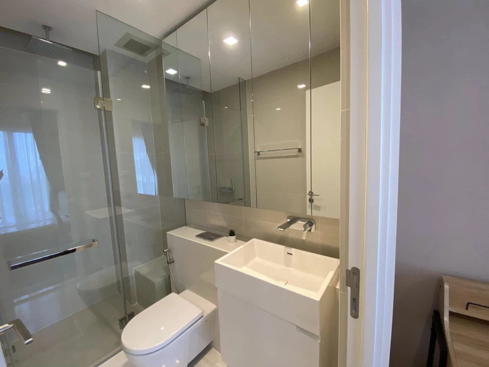 For rent: The Saint Residences, 19th floor, view of Chatuchak Park, nice room, book now, don't miss out.