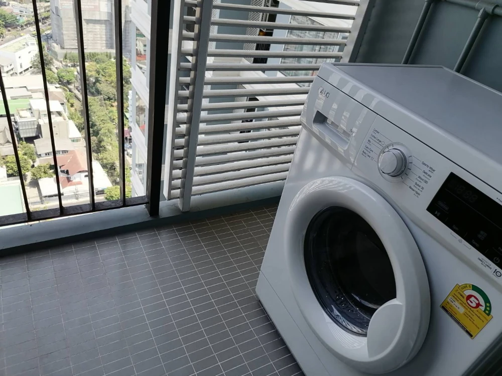 For rent: The Saint Residences, 28th floor, very high, great breeze, bright and comfortable room, worth living in, don't miss it.
