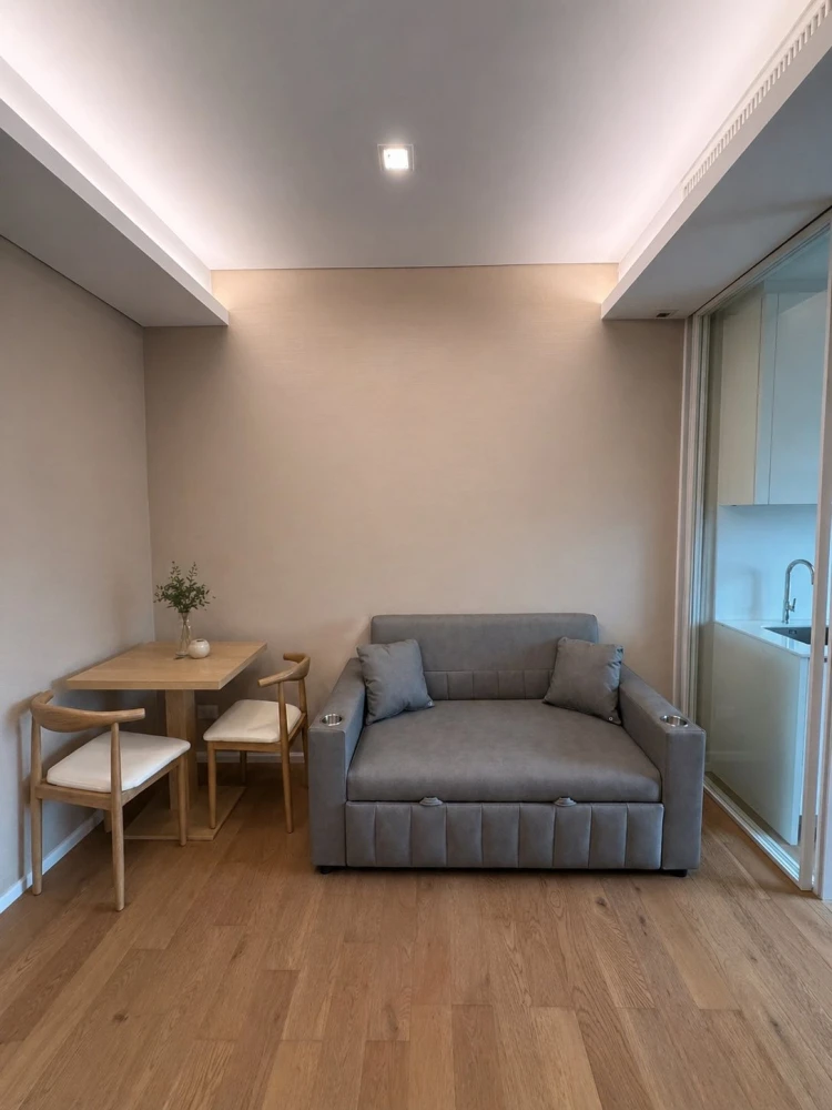 For rent: The Saint Residences, 35th floor, city view towards Vibhavadi Road, excellent ventilation all year round, the room stays cool. Don't miss ou