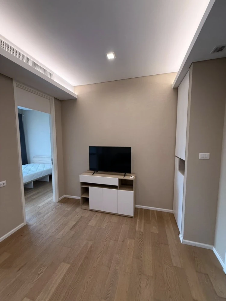 For rent: The Saint Residences, 35th floor, city view towards Vibhavadi Road, excellent ventilation all year round, the room stays cool. Don't miss ou