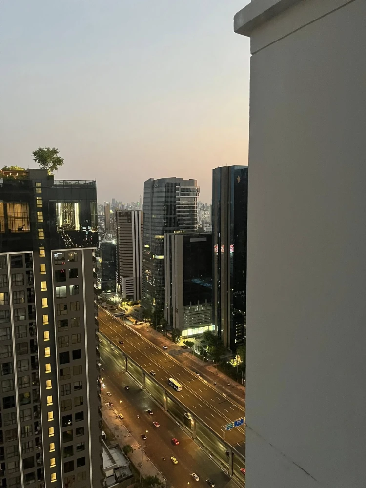 For rent: The Saint Residences, 35th floor, city view towards Vibhavadi Road, excellent ventilation all year round, the room stays cool. Don't miss ou