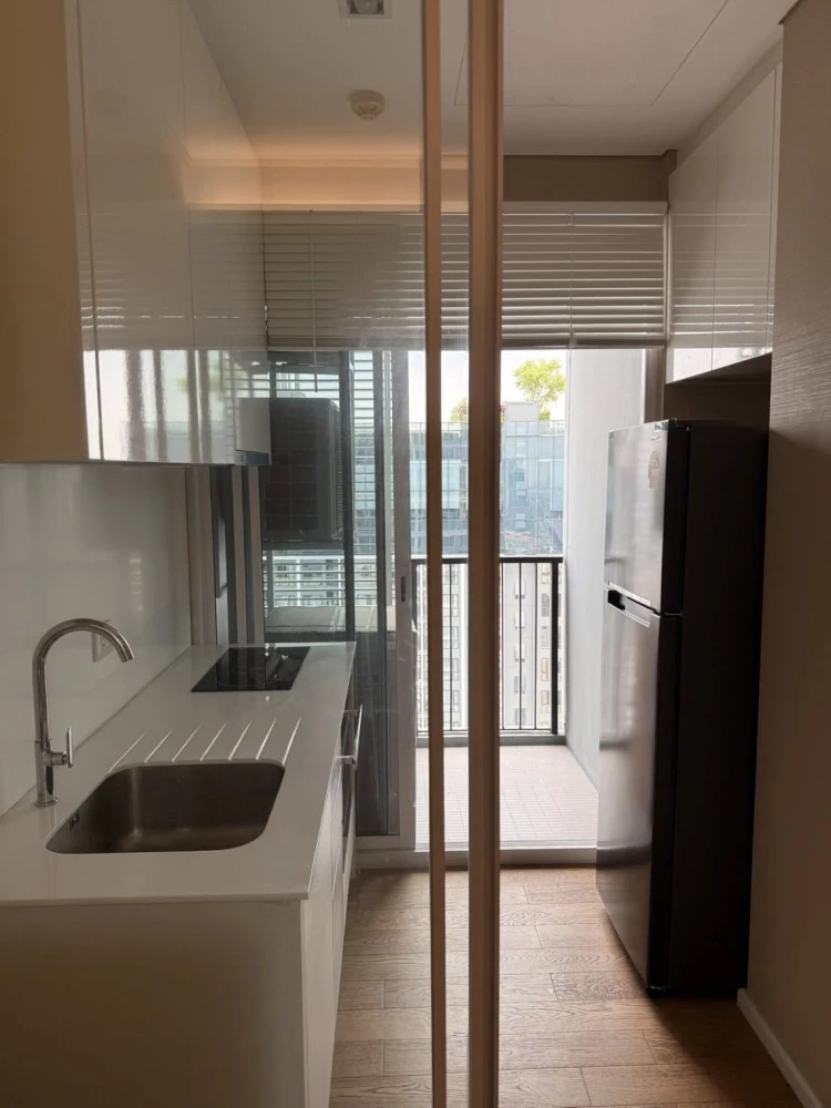 For rent: The Saint Residences, 35th floor, city view towards Vibhavadi Road, excellent ventilation all year round, the room stays cool. Don't miss ou