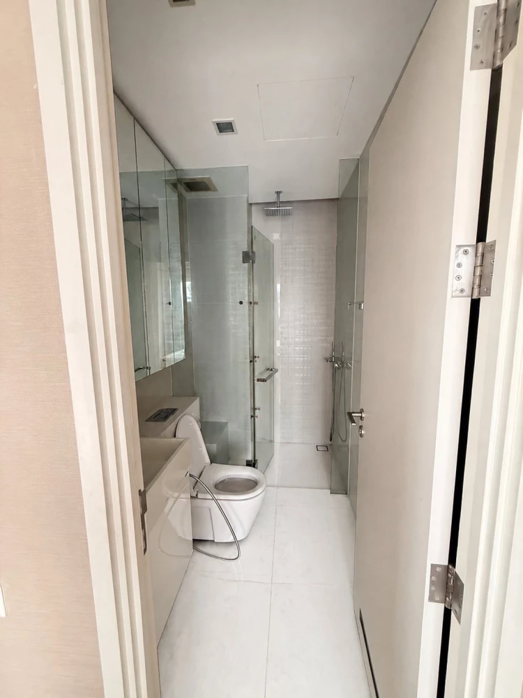 For rent: The Saint Residences, 35th floor, city view towards Vibhavadi Road, excellent ventilation all year round, the room stays cool. Don't miss ou