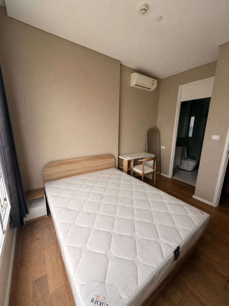 For rent: The Saint Residences, 35th floor, city view towards Vibhavadi Road, excellent ventilation all year round, the room stays cool. Don't miss ou