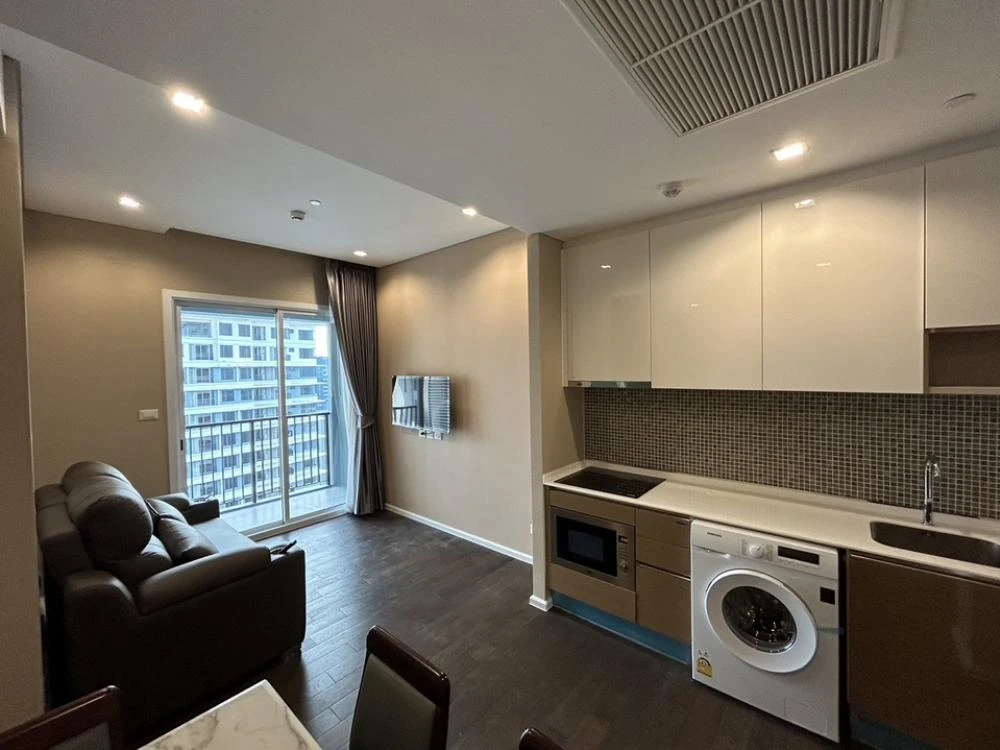 For rent: The Saint Residences, 39th floor, nice room, fully furnished, reserve now!