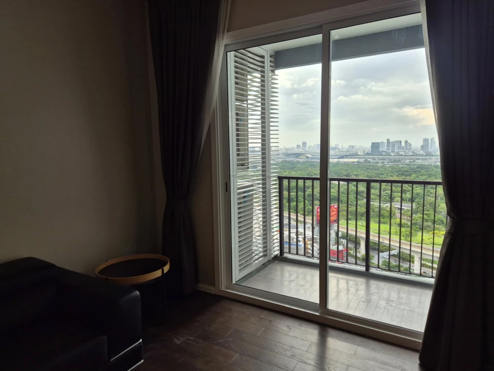 For rent: The Saint Residences, high floor (24th floor), full garden view, 2.9 meter high ceiling, airy, comfortable, reserve now.