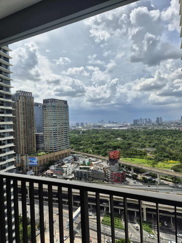 For rent: The Saint Residences, high floor (24th floor), full garden view, 2.9 meter high ceiling, airy, comfortable, reserve now.