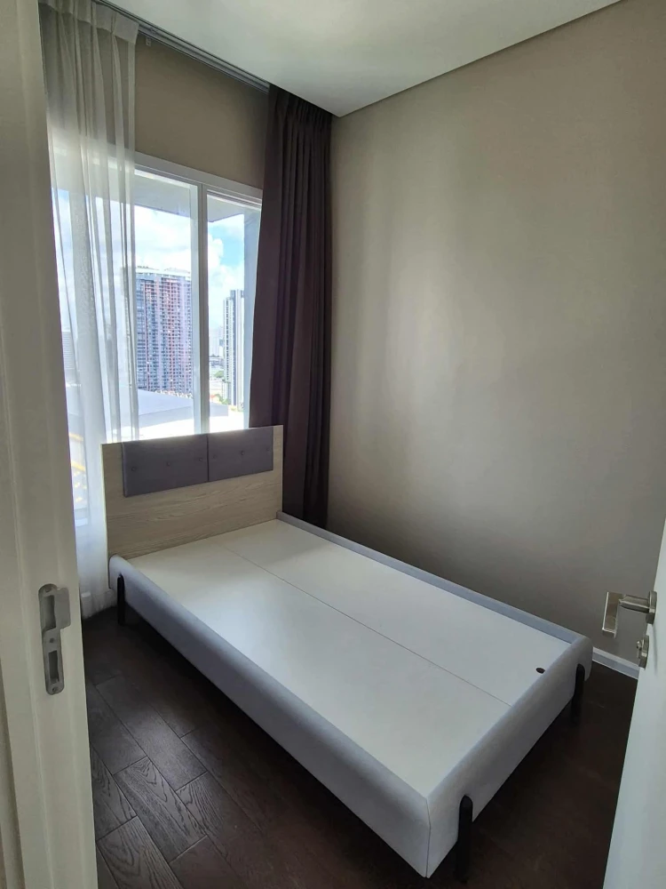 For rent: The Saint Residences, high floor (24th floor), full garden view, 2.9 meter high ceiling, airy, comfortable, reserve now.