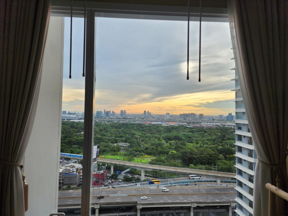 The Saint Residences for rent, very high floor, Chatuchak Park view, very refreshing, just bring your clothes and move in.