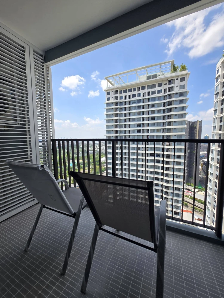 For Rent: The Saint Residences – high-quality living on a high floor. Corner unit offering an airy, spacious feel and panoramic views.