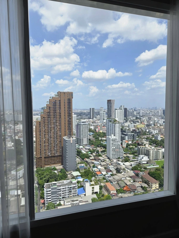For Rent: The Saint Residences – high-quality living on a high floor. Corner unit offering an airy, spacious feel and panoramic views.
