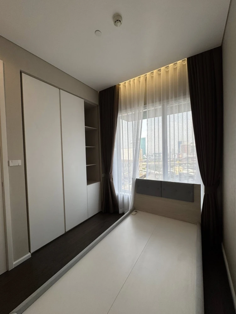 For rent: The Saint Residences, Chatuchak Park view, Building C, corner unit, 2.9 meter high ceiling, bright and airy. Book now!