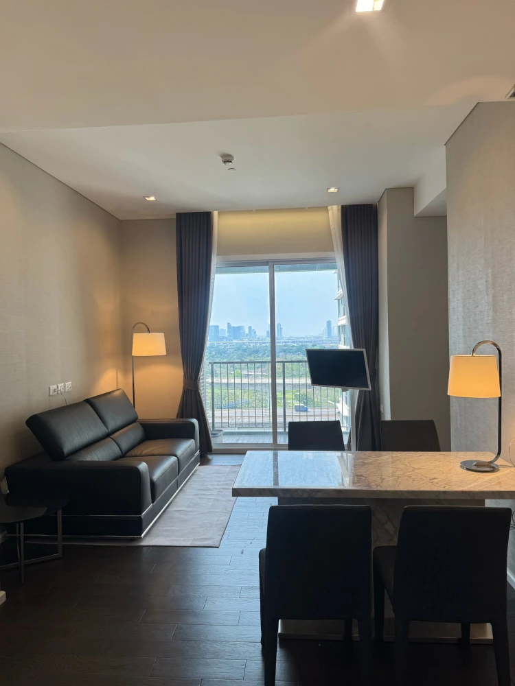 For rent: The Saint Residences, Chatuchak Park view, Building C, corner unit, 2.9 meter high ceiling, bright and airy. Book now!