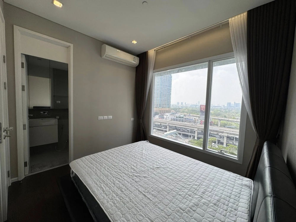 For rent: The Saint Residences, Chatuchak Park view, Building C, corner unit, 2.9 meter high ceiling, bright and airy. Book now!