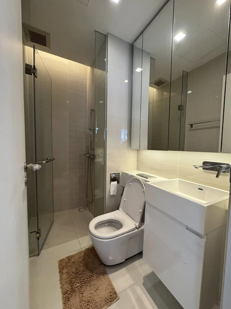 For rent: The Saint Residences, Chatuchak Park view, Building C, corner unit, 2.9 meter high ceiling, bright and airy. Book now!