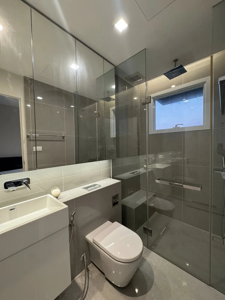 For rent: The Saint Residences, Chatuchak Park view, Building C, corner unit, 2.9 meter high ceiling, bright and airy. Book now!