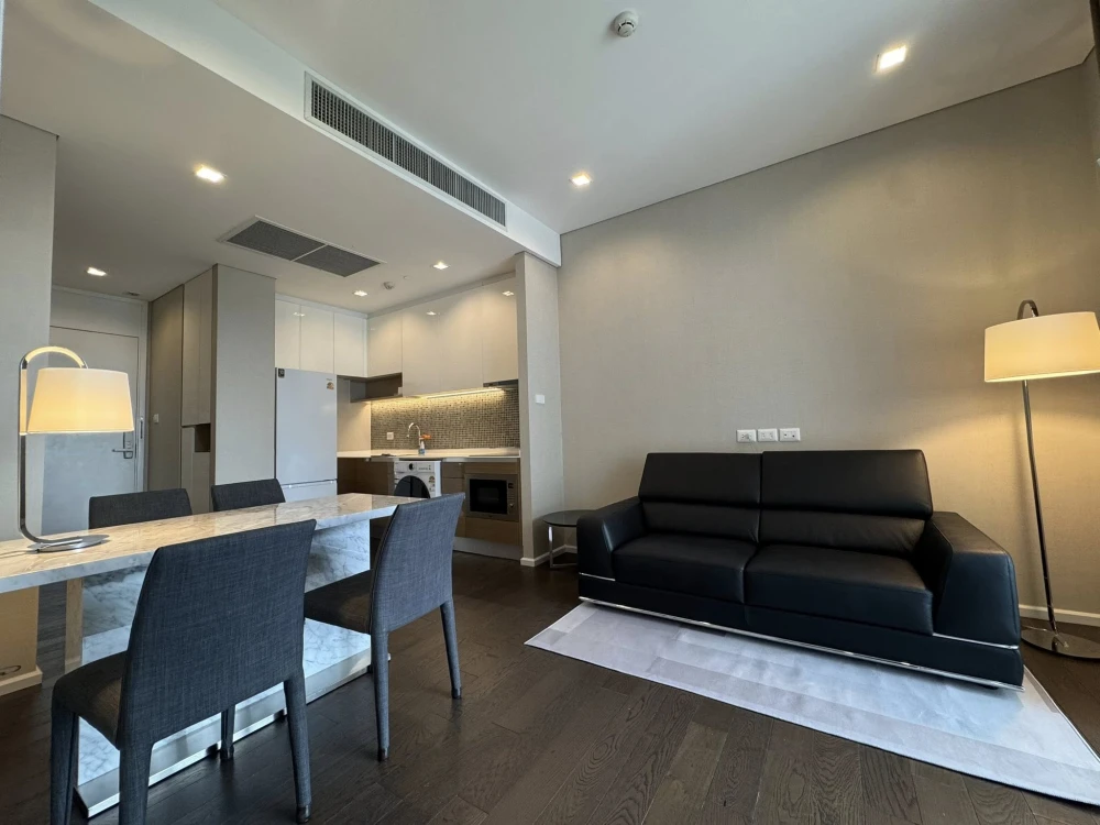 For rent: The Saint Residences, Chatuchak Park view, Building C, corner unit, 2.9 meter high ceiling, bright and airy. Book now!