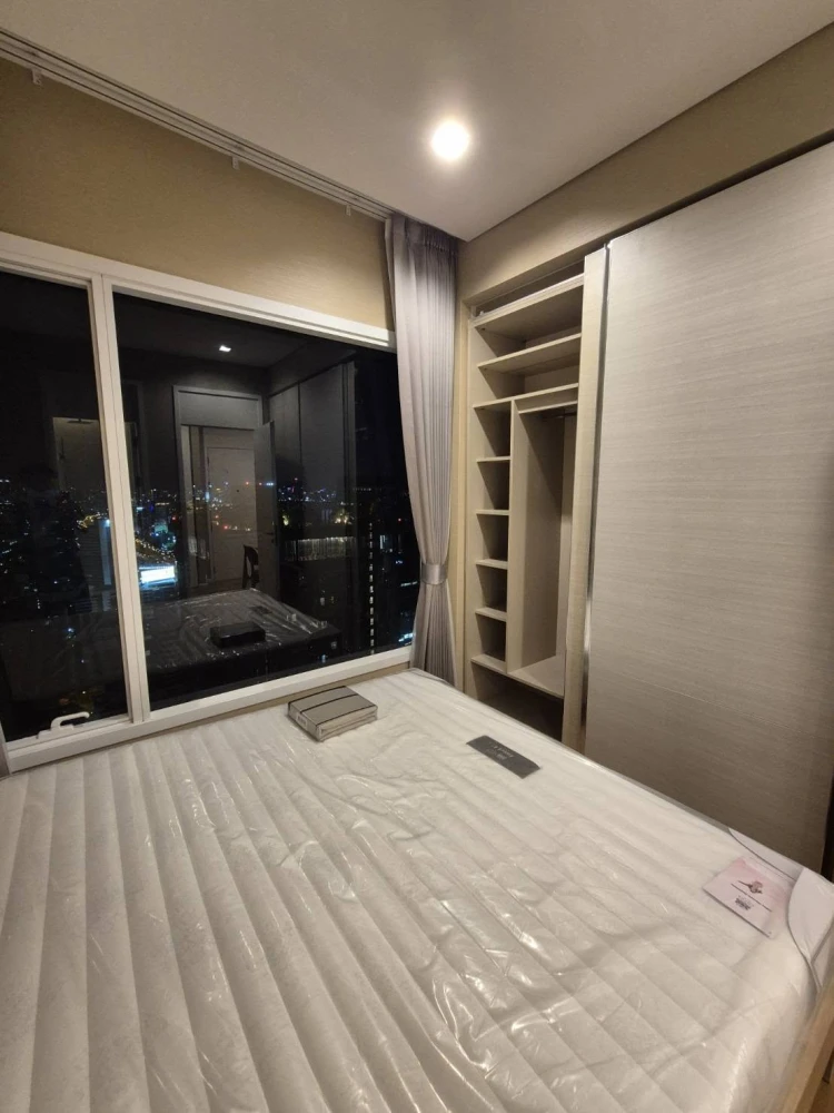 For rent: The Saint Residences, very high floor room with quality furniture, just bring your bag and move in.