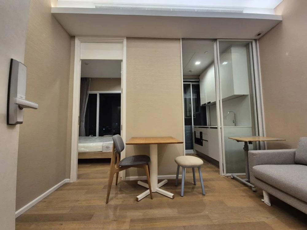 For rent: The Saint Residences, very high floor room with quality furniture, just bring your bag and move in.