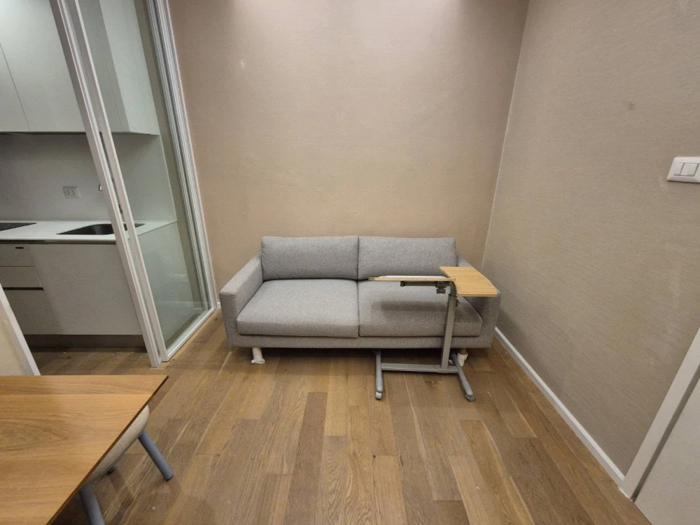 For rent: The Saint Residences, very high floor room with quality furniture, just bring your bag and move in.