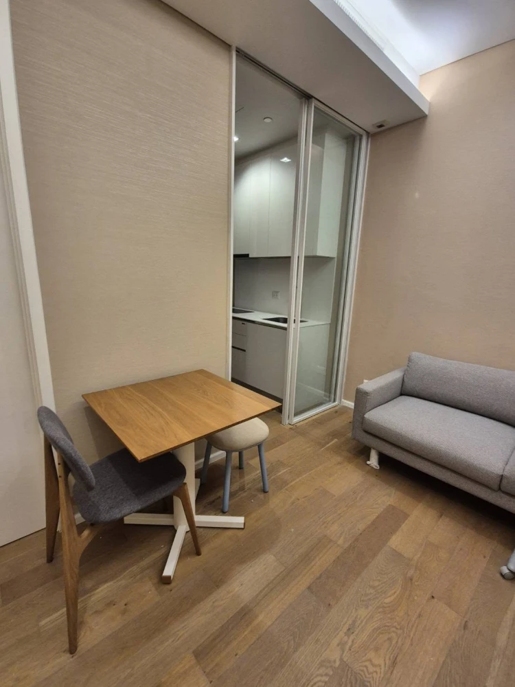 For rent: The Saint Residences, very high floor room with quality furniture, just bring your bag and move in.
