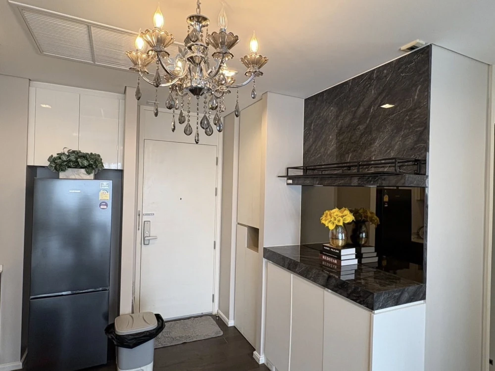 For rent: The Saint Residences, a beautifully decorated room with excellent built-in furniture and plenty of usable space. Don't miss out!