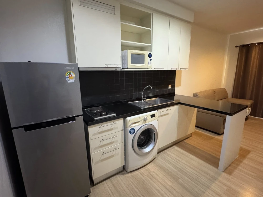 For rent sell: The Seed Mingle Sathorn-Suanplu. Top floor unit with very spacious living area. First come, first served.