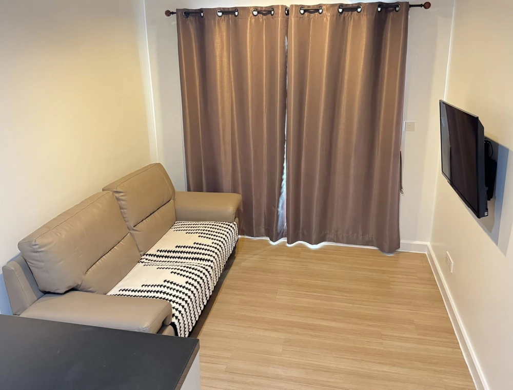 For rent sell: The Seed Mingle Sathorn-Suanplu. Top floor unit with very spacious living area. First come, first served.