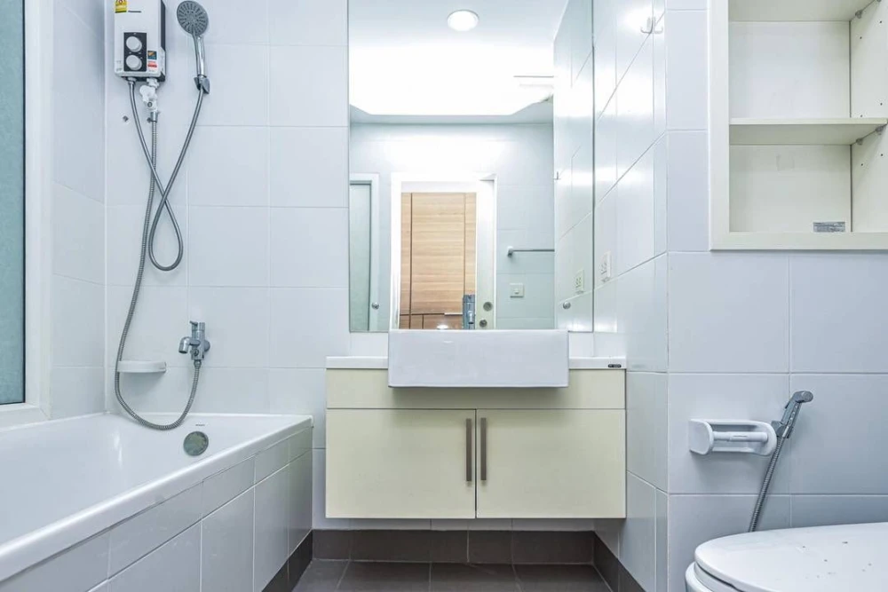 For rent sell: The Seed Mingle Sathorn-Suanplu. Top floor unit with very spacious living area. First come, first served.