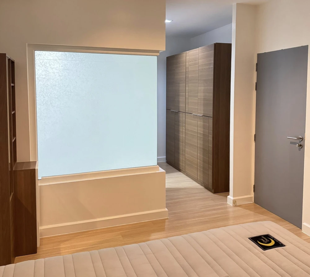 For rent sell: The Seed Mingle Sathorn-Suanplu. Top floor unit with very spacious living area. First come, first served.