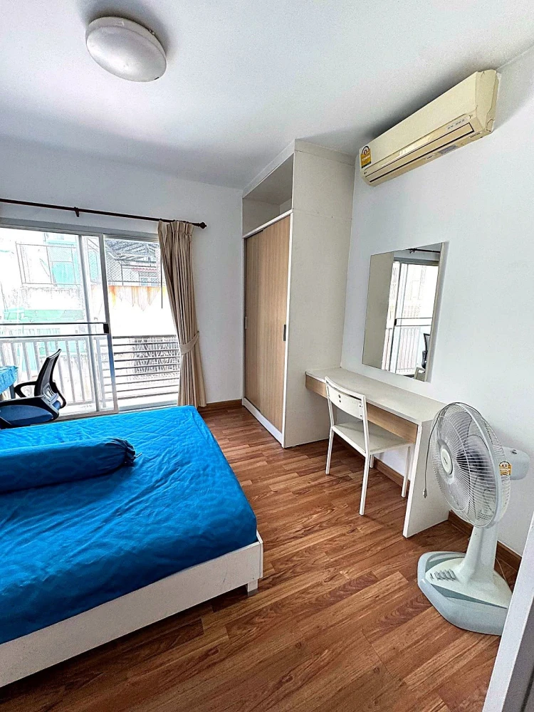 For rent: The Seed Sathon-Taksin, 4th floor, fully furnished, comfortable unit. Book now!