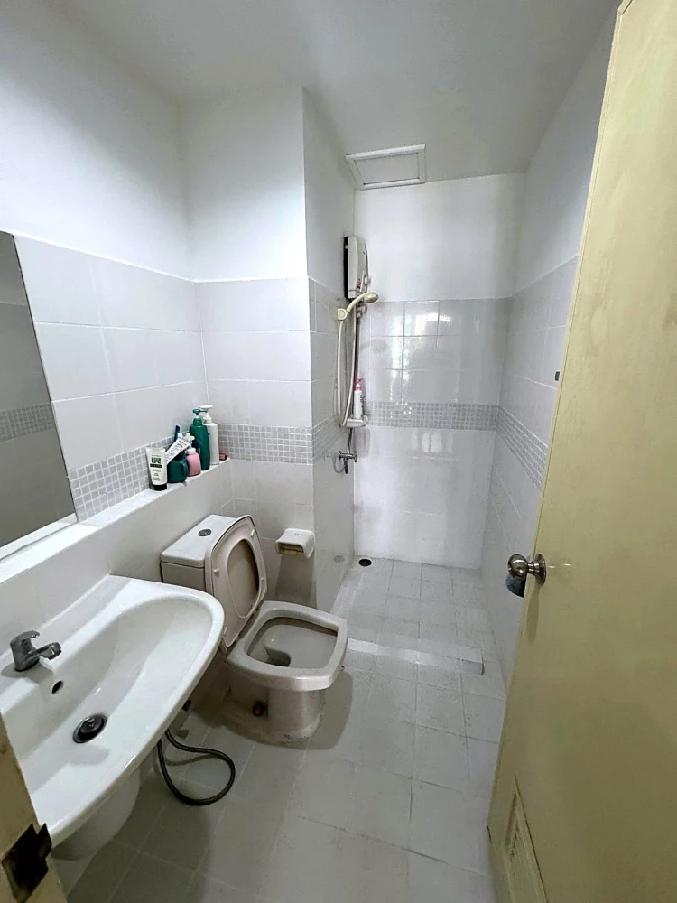 For rent: The Seed Sathon-Taksin, 4th floor, fully furnished, comfortable unit. Book now!