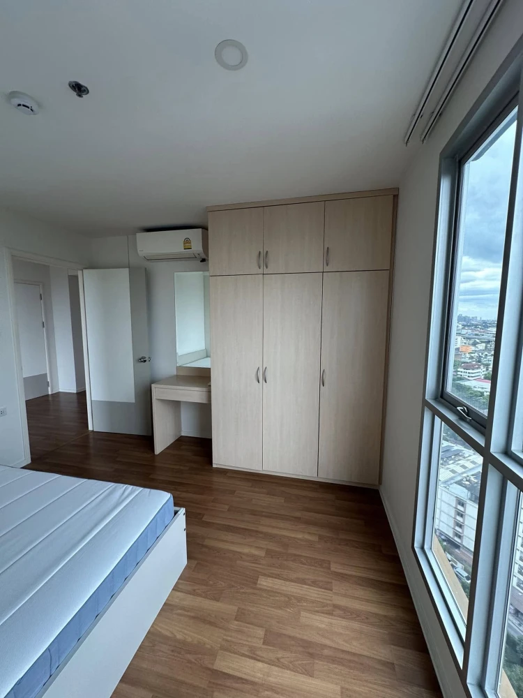 For rent: The Selected Kaset-Ngamwongwan, 19th floor, corner room, view of Kasetsart University football field. You'll regret it if you miss it.