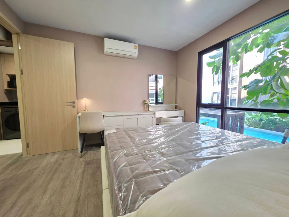 For rent: The Shade Sathorn 1, 2nd floor, swimming pool view, fully furnished, nice to live in, interested, reserve now, urgent.