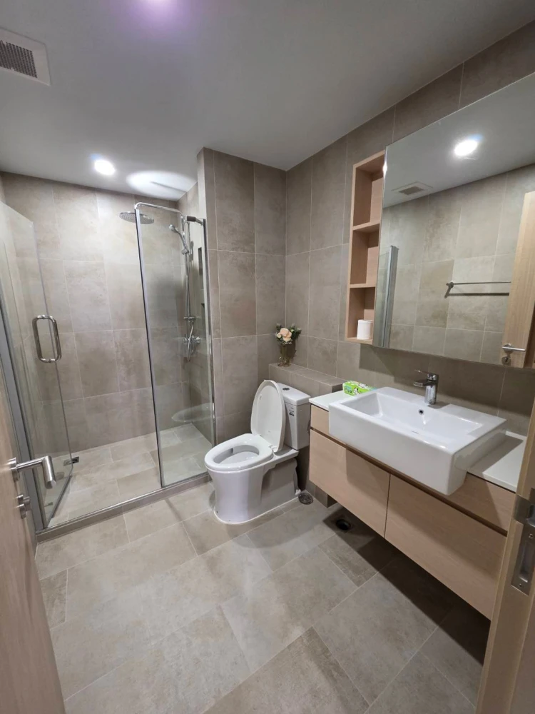 For rent: The Shade Sathorn 1, 2nd floor, swimming pool view, fully furnished, nice to live in, interested, reserve now, urgent.