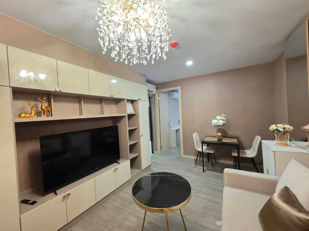For rent: The Shade Sathorn 1, 2nd floor, swimming pool view, fully furnished, nice to live in, interested, reserve now, urgent.