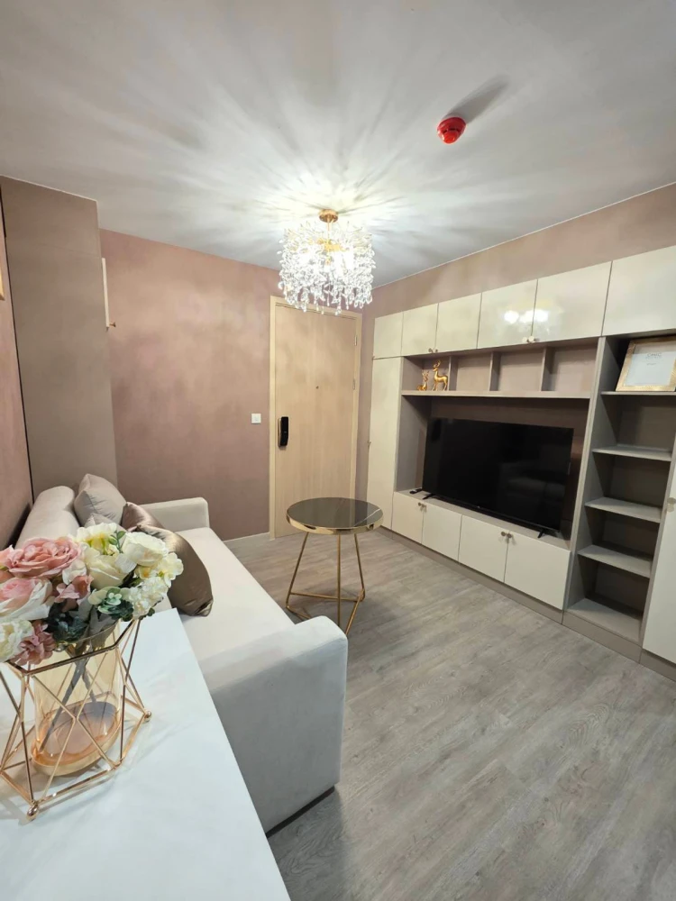For rent: The Shade Sathorn 1, 2nd floor, swimming pool view, fully furnished, nice to live in, interested, reserve now, urgent.