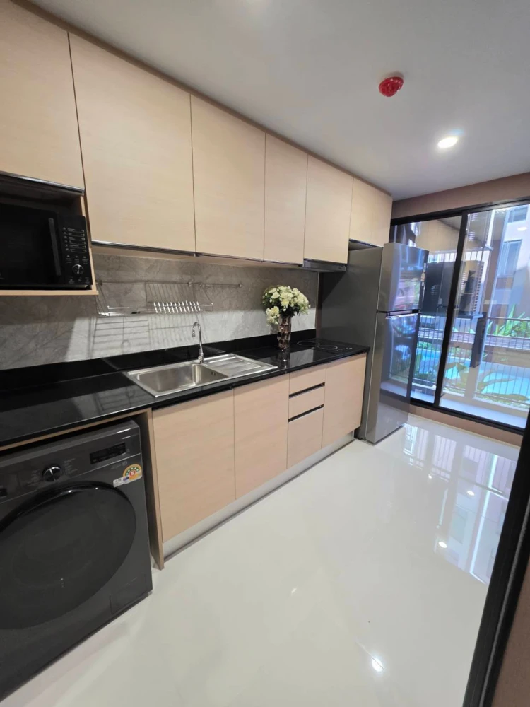 For rent: The Shade Sathorn 1, 2nd floor, swimming pool view, fully furnished, nice to live in, interested, reserve now, urgent.