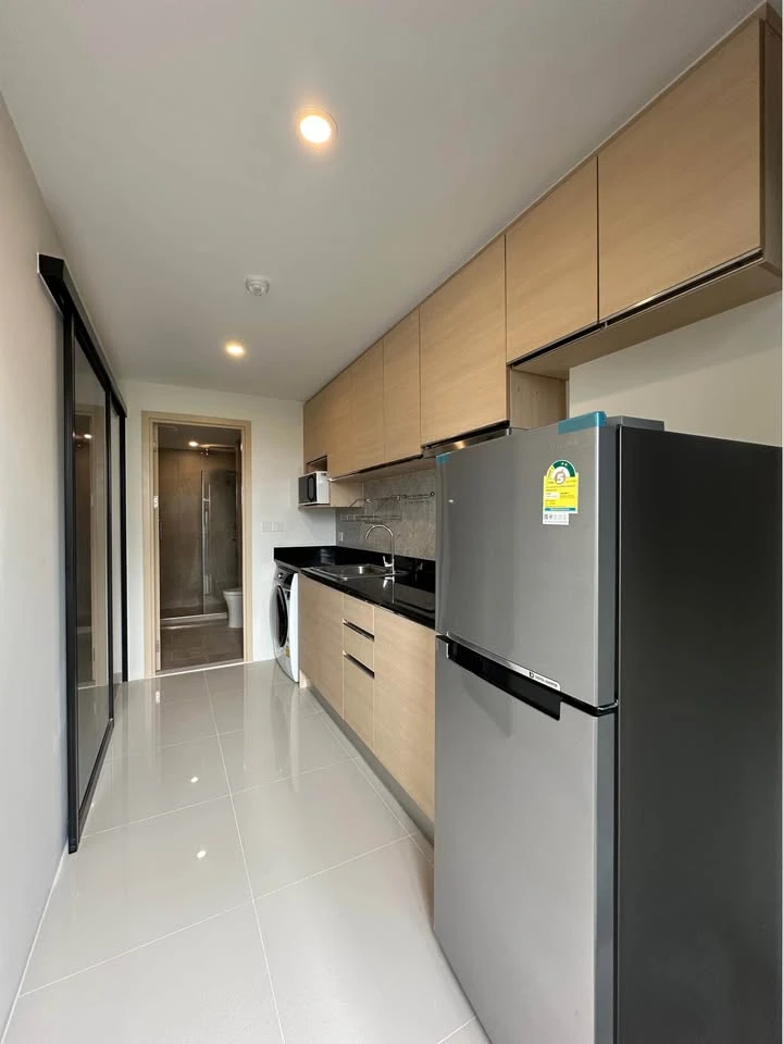 For rent: The Shade Sathorn 1, airy room, lots of usable space, balcony facing north, breezy direction, reserve now.