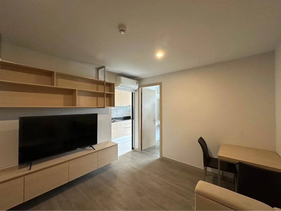 For rent: The Shade Sathorn 1, airy room, lots of usable space, balcony facing north, breezy direction, reserve now.