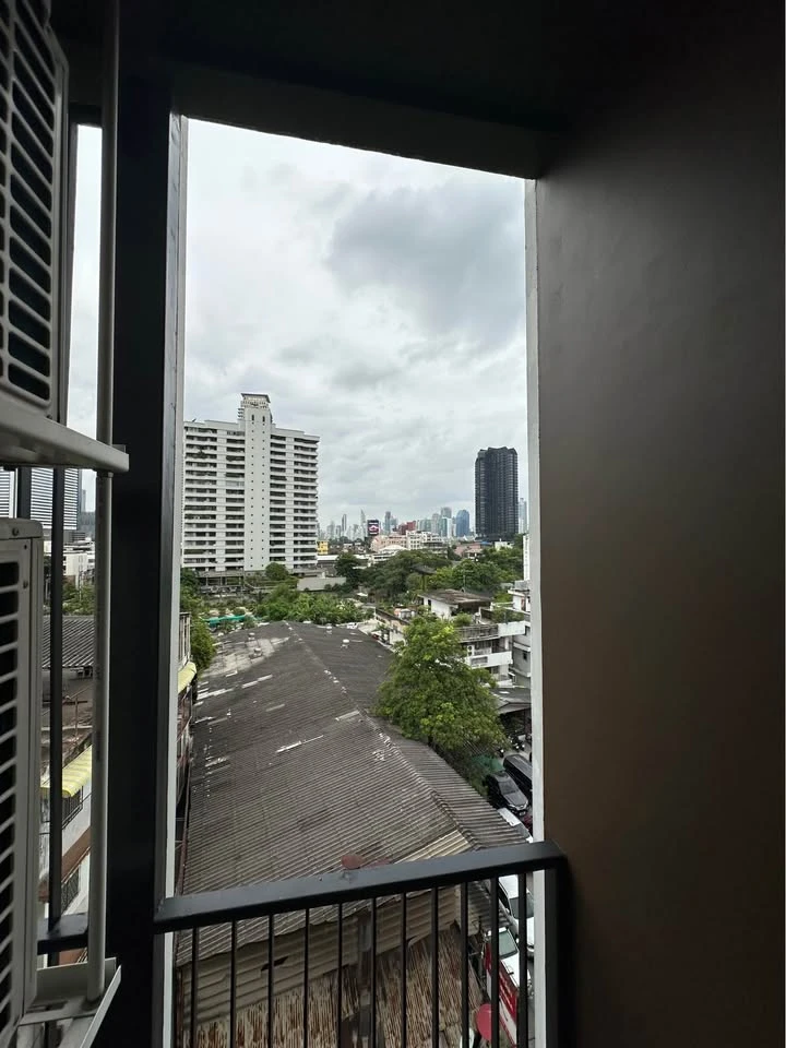 For rent: The Shade Sathorn 1, airy room, lots of usable space, balcony facing north, breezy direction, reserve now.