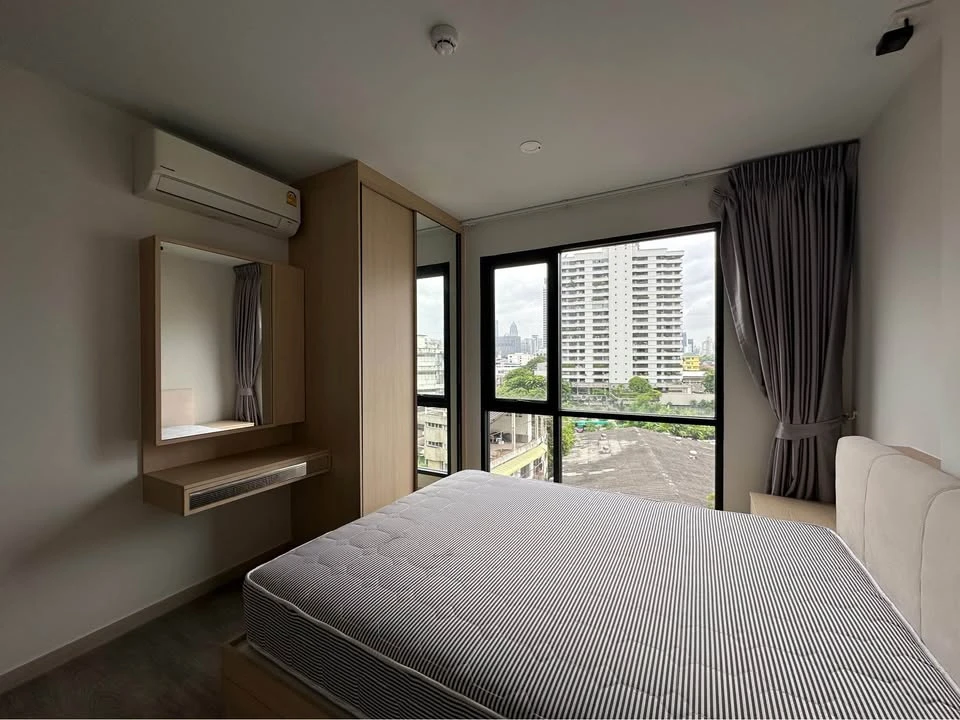 For rent: The Shade Sathorn 1, airy room, lots of usable space, balcony facing north, breezy direction, reserve now.