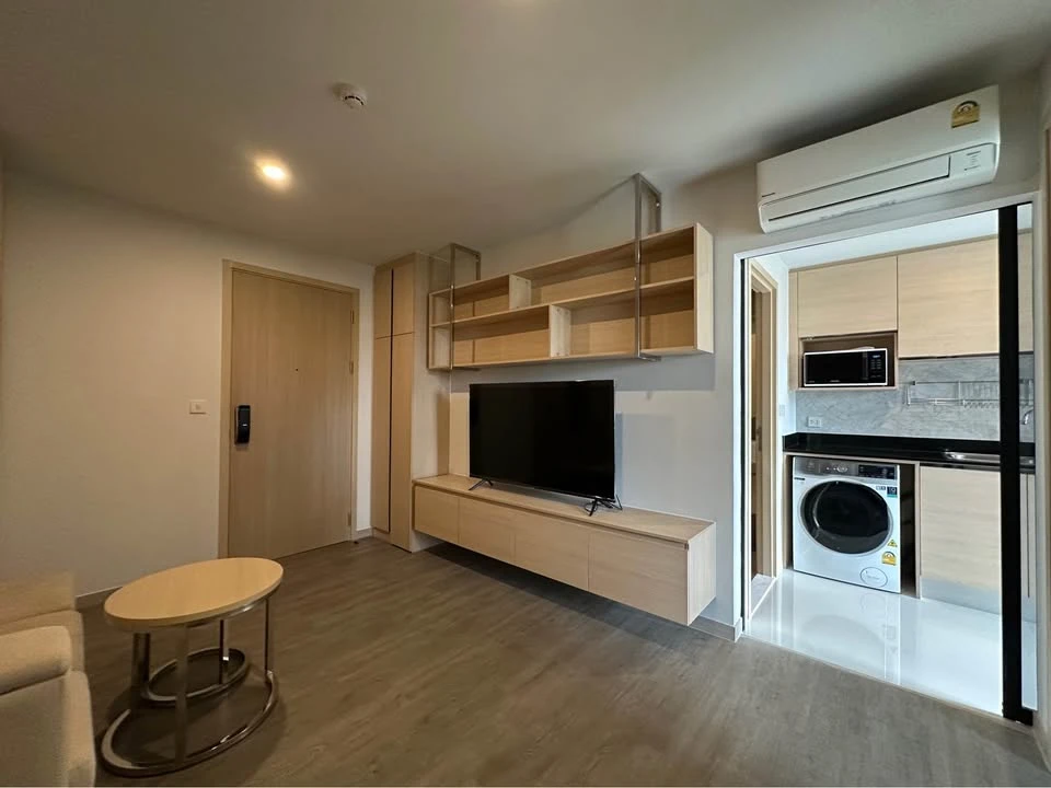 For rent: The Shade Sathorn 1, airy room, lots of usable space, balcony facing north, breezy direction, reserve now.