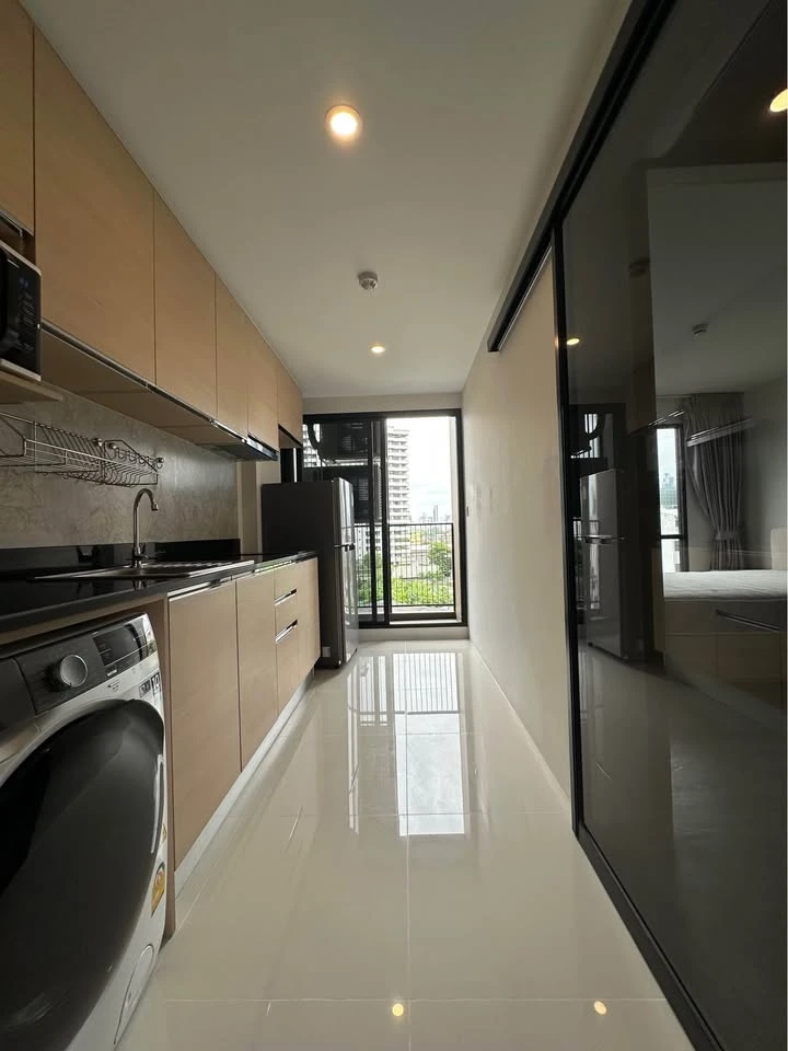 For rent: The Shade Sathorn 1, airy room, lots of usable space, balcony facing north, breezy direction, reserve now.