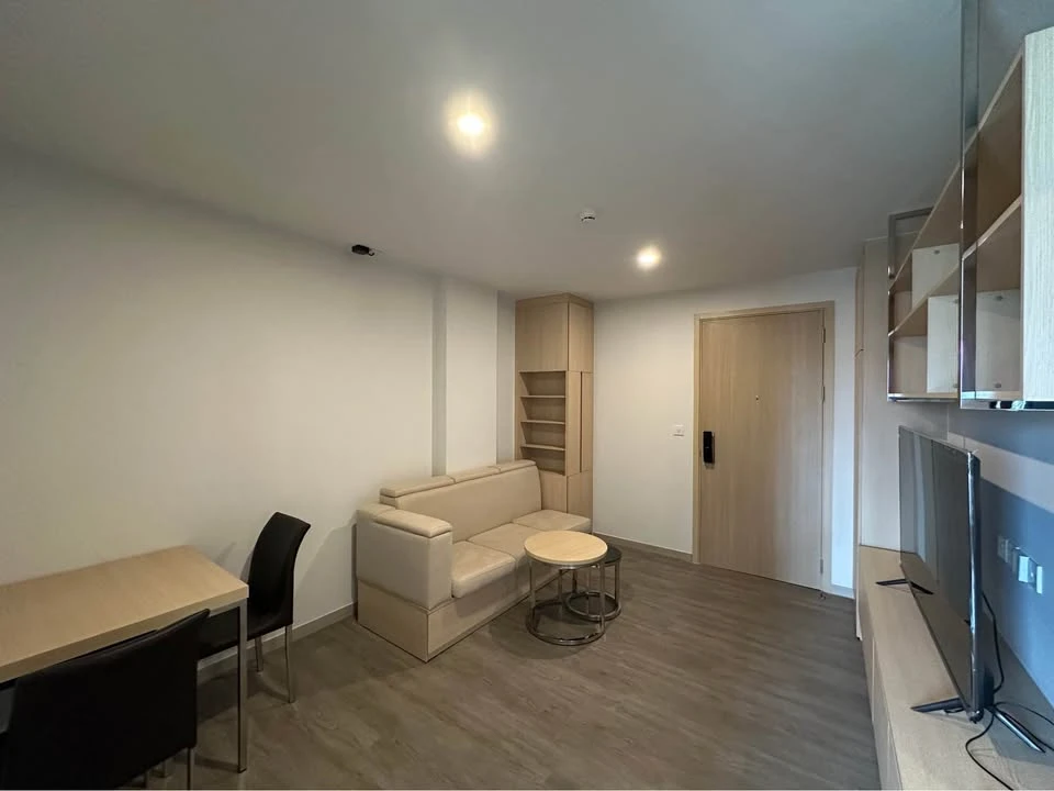 For rent: The Shade Sathorn 1, airy room, lots of usable space, balcony facing north, breezy direction, reserve now.
