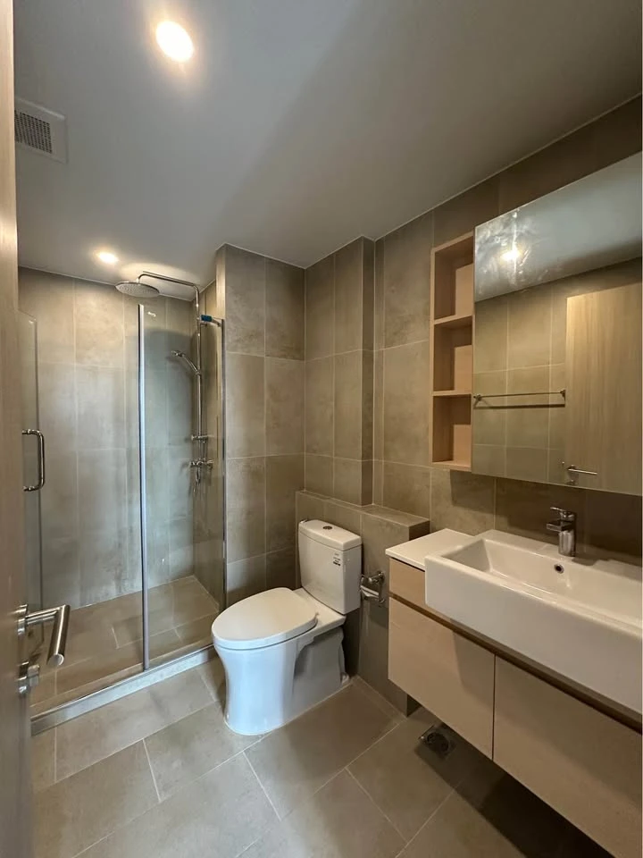 For rent: The Shade Sathorn 1, airy room, lots of usable space, balcony facing north, breezy direction, reserve now.