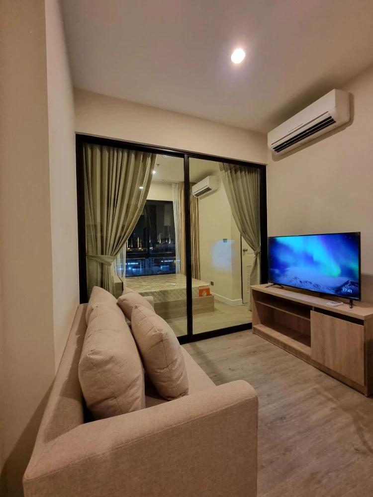 For rent: The Sky Sukhumvit, 8th floor, fully furnished, nice room, interested in booking now, don't miss out!