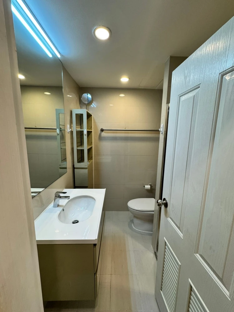 For rent: The Sky Sukhumvit. Spacious and comfortable room, fully furnished. Book now!